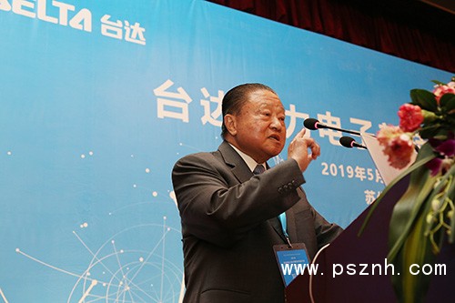 2-臺達(dá)創(chuàng)辦人暨榮譽董事長鄭崇華先生強調(diào)，我國電力電子學(xué)科的蓬勃發(fā)展，離不開師生的共同努力