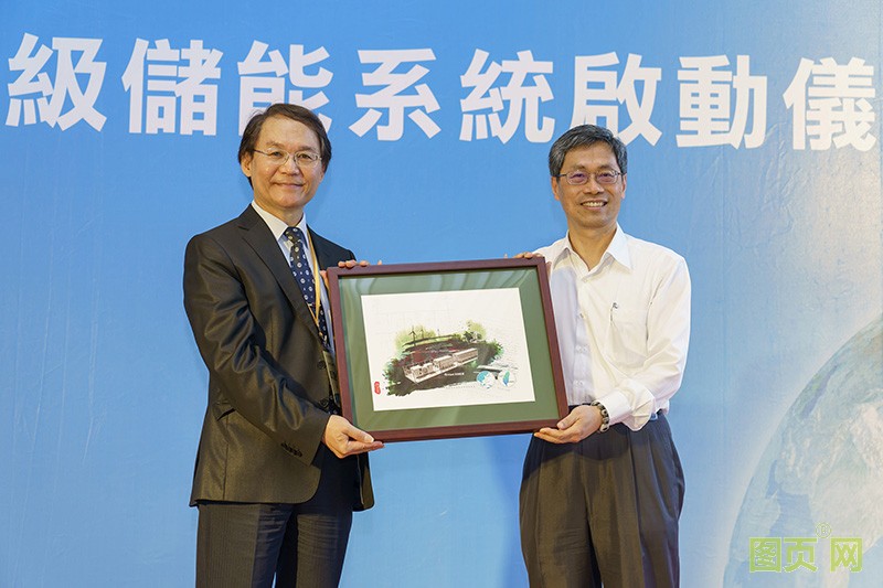 03-臺達儲能解決方案獲得沃旭能源肯定，裝置于沃旭捐贈彰化師范大學(xué)的示范案場，彰師大郭艶光校長(左)特向臺達能源基礎(chǔ)設(shè)施暨工業(yè)解決方案事業(yè)群總經(jīng)理張建...