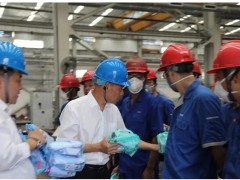 正泰電氣黨委書記陳成劍、常務(wù)副總裁陳國良等一行深入生產(chǎn)一線慰問“送清涼”活動