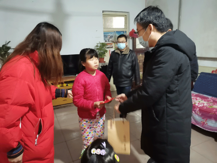 會長李明代表淄博市儀器儀表行業(yè)協(xié)會向貧困家庭送去了現(xiàn)金紅包