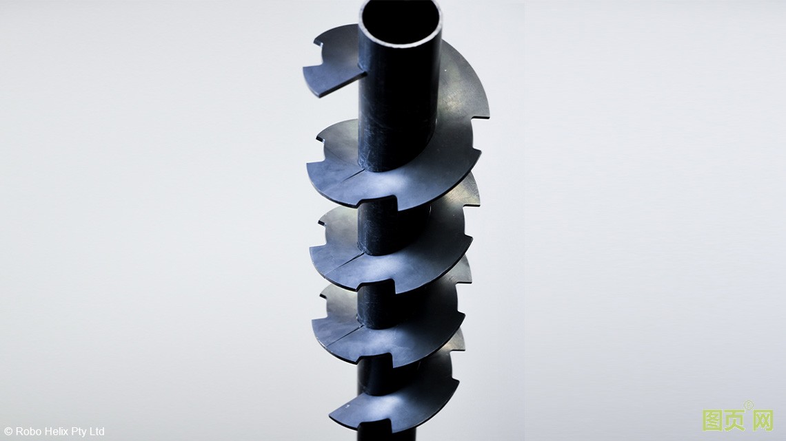 RoboHelix RX250 可以比傳統(tǒng)的制造工藝更快、更安全、更有效地完成葉片成型。 