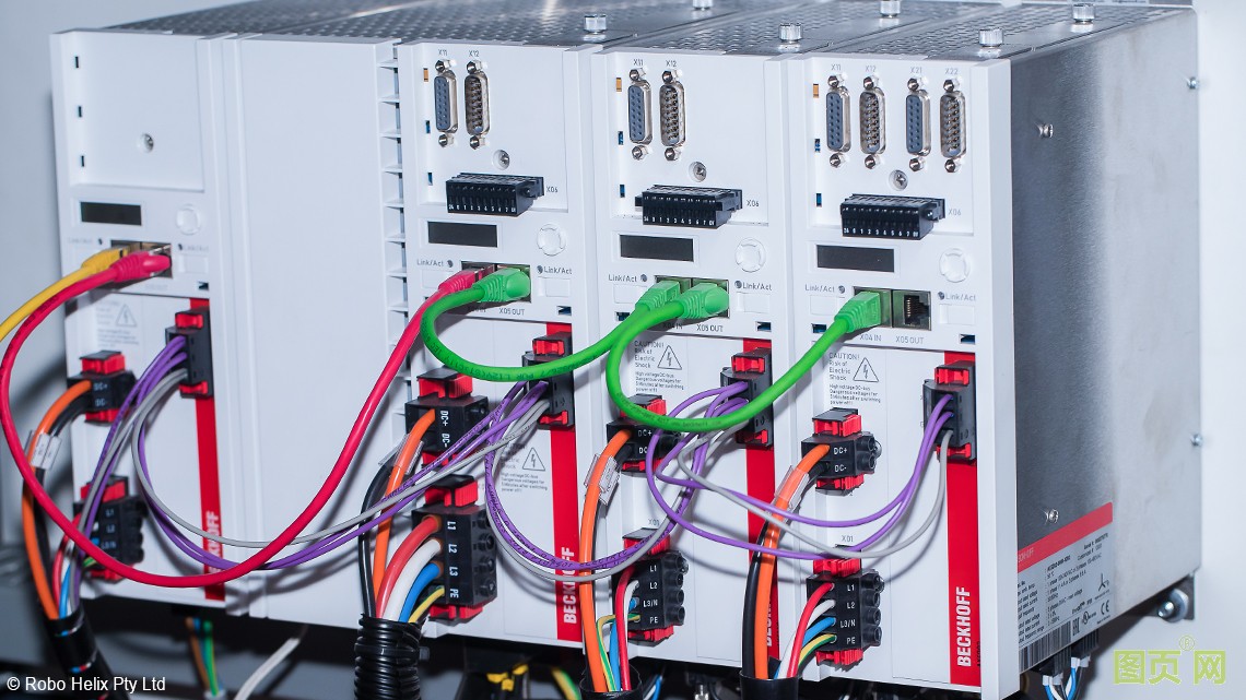 AX5000 伺服驅(qū)動器可以精確控制 AM8000 伺服電機(jī)。 