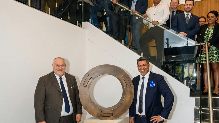 “忠誠與責(zé)任”雕塑蘊含Endress+Hauser企業(yè)文化。