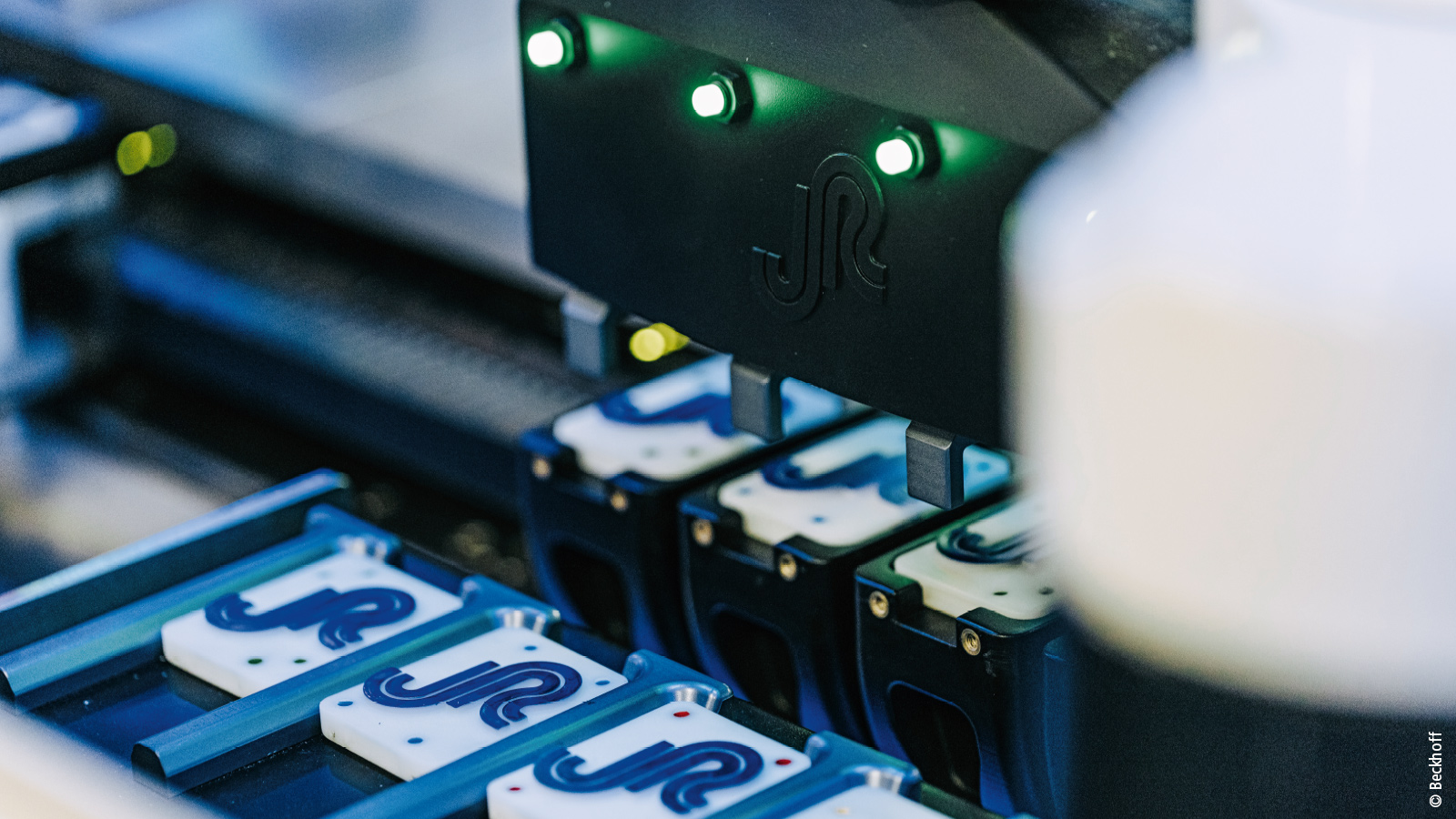 XTS 動子既可同步運行，也可異步運行，因此非常適合用于并行加工多個工件，例如圖中展示的四工位應(yīng)用場景所示。